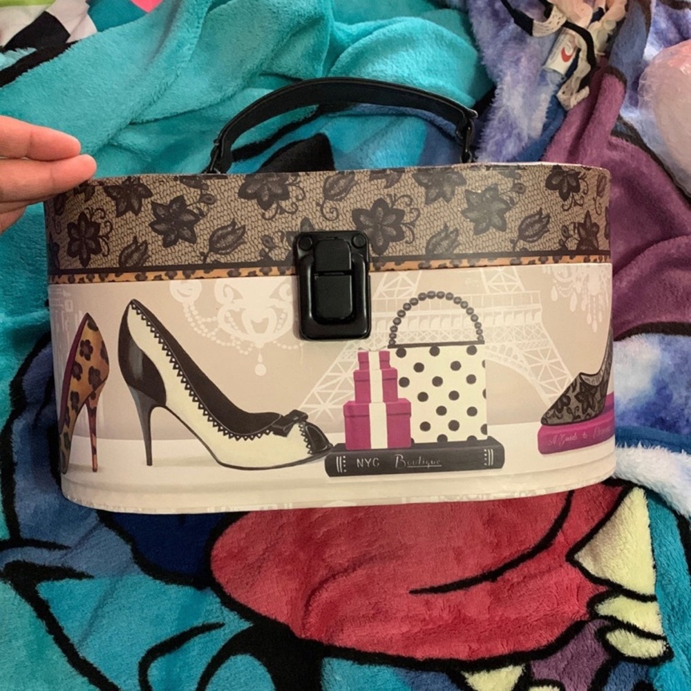 Fancy girly organizer caboodle with shoes on it